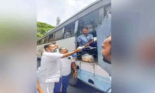 കെ.​എ​സ്‌.​ആ​ർ.​ടി.​സി ജീ​വ​ന​ക്കാ​ർ​ക്ക് ഓ​ണ​ക്കോ​ടി​യും കി​റ്റും