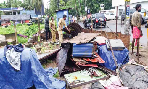 വഖഫ് ഭൂമിയിലെ അനധികൃത നിര്‍മാണം പൊളിച്ചുനീക്കി