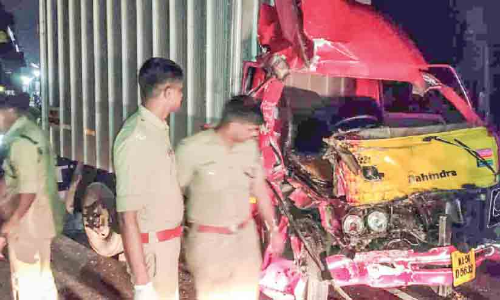 ടൂ​റി​സ്റ്റ് ബ​സും വാ​നും കൂ​ട്ടി​യി​ടി​ച്ച് നാ​ലു​പേ​ർ​ക്ക് പ​രി​ക്ക്