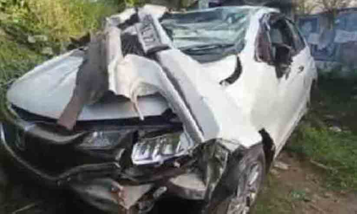 കാർ കുഴിയിലേക്ക് മറിഞ്ഞു; യാത്രക്കാർ അത്ഭുതകരമായി രക്ഷപ്പെട്ടു