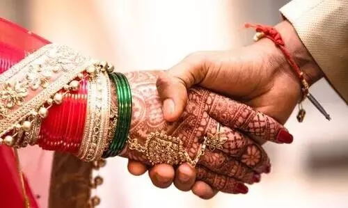 വിവാഹം കഴിച്ച് വഞ്ചിച്ചതായി കണ്ണൂർ സ്വദേശിക്കെതിരെ പരാതി