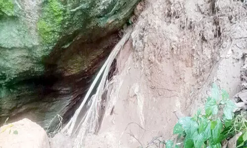 മലമുകളിലെ പാറയെ ഭയന്ന് പള്ളനാട്ടിൽ 30 കുടുംബങ്ങൾ മലമുകളിലെ പാറയെ ഭയന്ന് പള്ളനാട്ടിൽ 30 കുടുംബങ്ങൾ