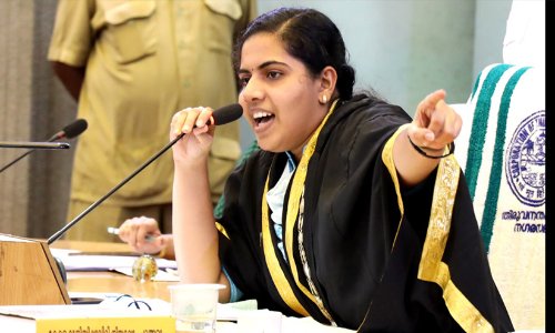 ഭക്ഷണം മാലിന്യത്തിലേക്ക് വലിച്ചെറിഞ്ഞ ജീവനക്കാർക്കെതിരെ നടപടി; മേയർ ആര്യ രാജേന്ദ്രനെതിരെ പ്രതിഷേധം