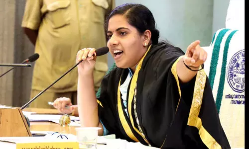 ഭക്ഷണം മാലിന്യത്തിലേക്ക് വലിച്ചെറിഞ്ഞ ജീവനക്കാർക്കെതിരെ നടപടി; മേയർ ആര്യ രാജേന്ദ്രനെതിരെ പ്രതിഷേധം