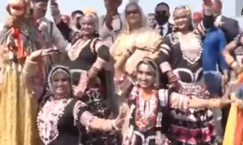 ജയ്പൂർ വിമാനത്താവളത്തിൽ കലാകാരൻമാർക്കൊപ്പം നൃത്തം ചെയത് ശൈഖ് ഹസീന ജയ്പൂർ വിമാനത്താവളത്തിൽ കലാകാരൻമാർക്കൊപ്പം നൃത്തം ചെയത് ശൈഖ് ഹസീന