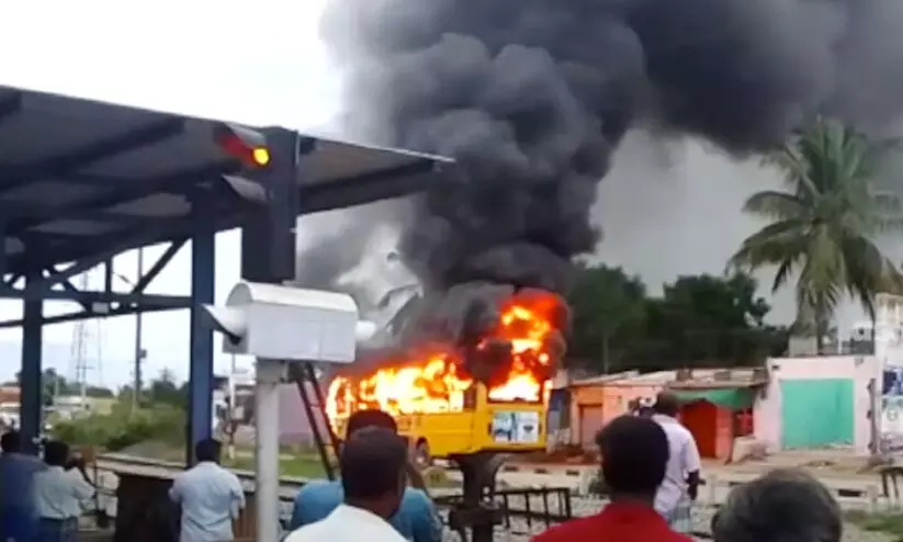 തമിഴ്നാട്ടിൽ വിദ്യാർഥികളുമായി സഞ്ചരിച്ച സ്കൂൾ ബസിന് തീപിടിച്ചു തമിഴ്നാട്ടിൽ വിദ്യാർഥികളുമായി സഞ്ചരിച്ച സ്കൂൾ ബസിന് തീപിടിച്ചു