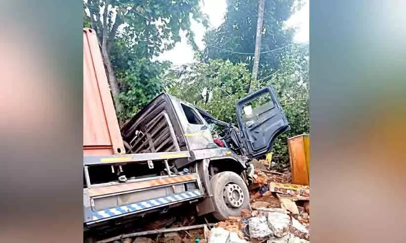കണ്ടെയ്നർ ലോറി വീട്ടിലേക്ക് ഇടിച്ചുകയറി ഡ്രൈവർക്ക് പരിക്ക് കണ്ടെയ്നർ ലോറി വീട്ടിലേക്ക് ഇടിച്ചുകയറി ഡ്രൈവർക്ക് പരിക്ക്