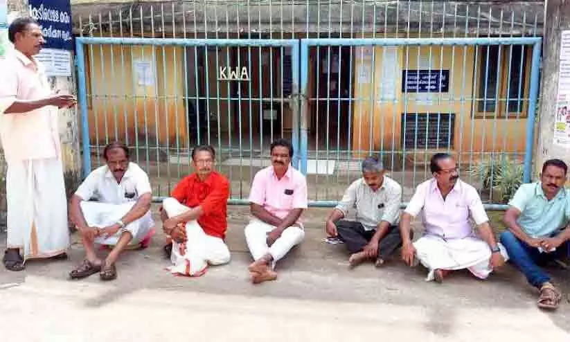 ഓണത്തിനും കുടിവെള്ളമില്ല, അടച്ചിട്ട ഓഫിസിന് മുന്നിൽ സി.പി.എം പ്രവർത്തകരുടെ സമരം ഓണത്തിനും കുടിവെള്ളമില്ല, അടച്ചിട്ട ഓഫിസിന് മുന്നിൽ സി.പി.എം പ്രവർത്തകരുടെ സമരം