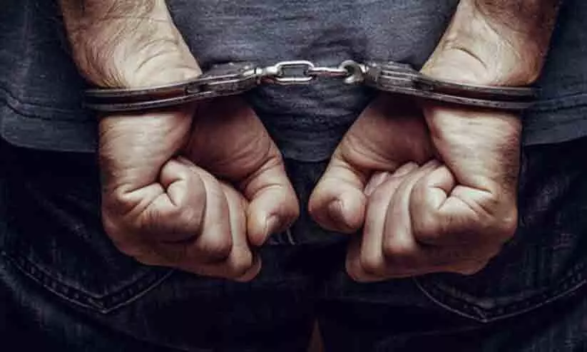 മ​ദ്യ​പി​ച്ചെ​ത്തി അ​ക്ര​മം അ​ഴി​ച്ചു​വി​ട്ട ര​ണ്ടു​പേ​ർ പി​ടി​യി​ൽ