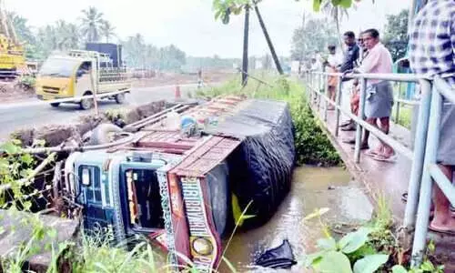 കരിമ്പനത്തോട്ടിലേക്ക് ലോറി മറിഞ്ഞു