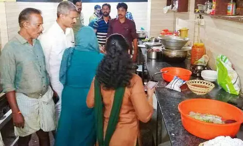 ഹോട്ടലിൽനിന്ന് 90 കിലോ കോഴിയിറച്ചി ഉൾപ്പെ​ടെ പഴകിയ ഭക്ഷ്യവസ്തുക്കൾ പിടികൂടി