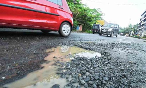 നഗര റോഡുകളിൽ വാരിക്കുഴികൾ; ദേ​ശീ​യ​പാ​ത​യി​ലും ബൈ​പാ​സി​ലും ഇ​ട​റോ​ഡി​ലു​മെ​ല്ലാം കു​ഴി​ക​ൾ നി​റ​ഞ്ഞു