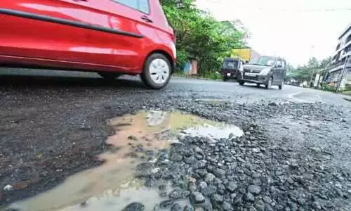 നഗര റോഡുകളിൽ വാരിക്കുഴികൾ; ദേ​ശീ​യ​പാ​ത​യി​ലും ബൈ​പാ​സി​ലും ഇ​ട​റോ​ഡി​ലു​മെ​ല്ലാം കു​ഴി​ക​ൾ നി​റ​ഞ്ഞു