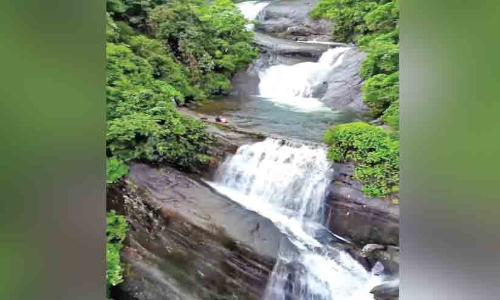 പ്രവേശനമില്ലാത്ത വെള്ളച്ചാട്ടത്തിലെത്തി; നടന്നുനീങ്ങിയത് അപകടത്തിലേക്ക്