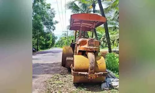 ഈ റോഡ് റോളർ ആര് എടുത്തുമാറ്റും? ഈ റോഡ് റോളർ ആര് എടുത്തുമാറ്റും?