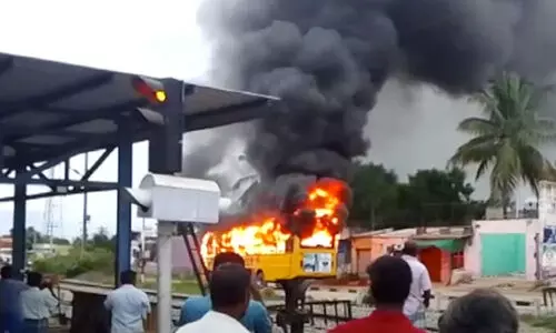 തമിഴ്നാട്ടിൽ വിദ്യാർഥികളുമായി സഞ്ചരിച്ച സ്കൂൾ ബസിന് തീപിടിച്ചു