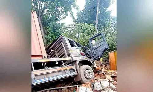 കണ്ടെയ്നർ ലോറി വീട്ടിലേക്ക് ഇടിച്ചുകയറി ഡ്രൈവർക്ക് പരിക്ക്