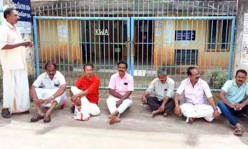 ഓണത്തിനും കുടിവെള്ളമില്ല, അടച്ചിട്ട ഓഫിസിന് മുന്നിൽ സി.പി.എം പ്രവർത്തകരുടെ സമരം