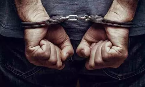 മ​ദ്യ​പി​ച്ചെ​ത്തി അ​ക്ര​മം അ​ഴി​ച്ചു​വി​ട്ട ര​ണ്ടു​പേ​ർ പി​ടി​യി​ൽ