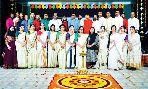 കളർഫുളായി ഓണം; മുണ്ടുടുത്തും സദ്യയുണ്ടും പ്രവാസോണം