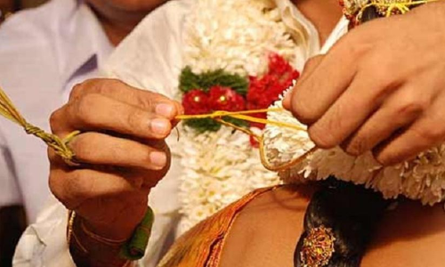 വിവാഹത്തിൽനിന്ന് രക്ഷപ്പെടുത്താൻ കാമുകന് മെസ്സേജയച്ചു; താലിമാല തട്ടിപ്പറിച്ച് വധുവിന്റെ കഴുത്തില്‍ കെട്ടാന്‍ ശ്രമിച്ച് യുവാവ്