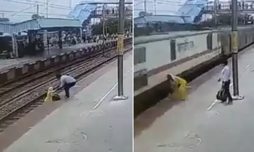 ട്രാക്ക് മുറിച്ച് കടക്കുന്നതിനിടെ കുതിച്ചെത്തി ട്രെയിൻ; യുവതിയുടെ രക്ഷകനായി റെയിൽവേ ജീവനക്കാരൻ; പിന്നാലെ വെള്ളക്കുപ്പിയെടുക്കാൻ വീണ്ടും ട്രെയിനിനു മുന്നിലേക്ക് ട്രാക്ക് മുറിച്ച് കടക്കുന്നതിനിടെ കുതിച്ചെത്തി ട്രെയിൻ; യുവതിയുടെ രക്ഷകനായി റെയിൽവേ ജീവനക്കാരൻ; പിന്നാലെ വെള്ളക്കുപ്പിയെടുക്കാൻ വീണ്ടും ട്രെയിനിനു മുന്നിലേക്ക്