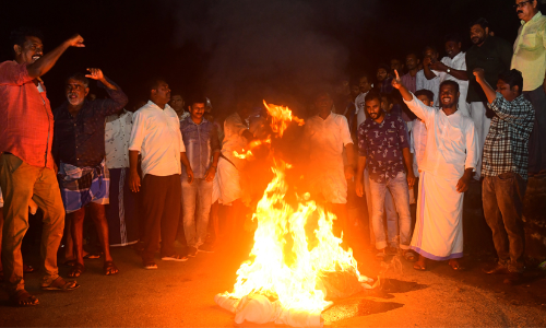 തീവ്രവാദികളെന്ന് അധിക്ഷേപം: എം.വി. ​ഗോവിന്ദന്റെ കോലം കത്തിച്ച് ആവിക്കൽതോട് സമരസമിതി