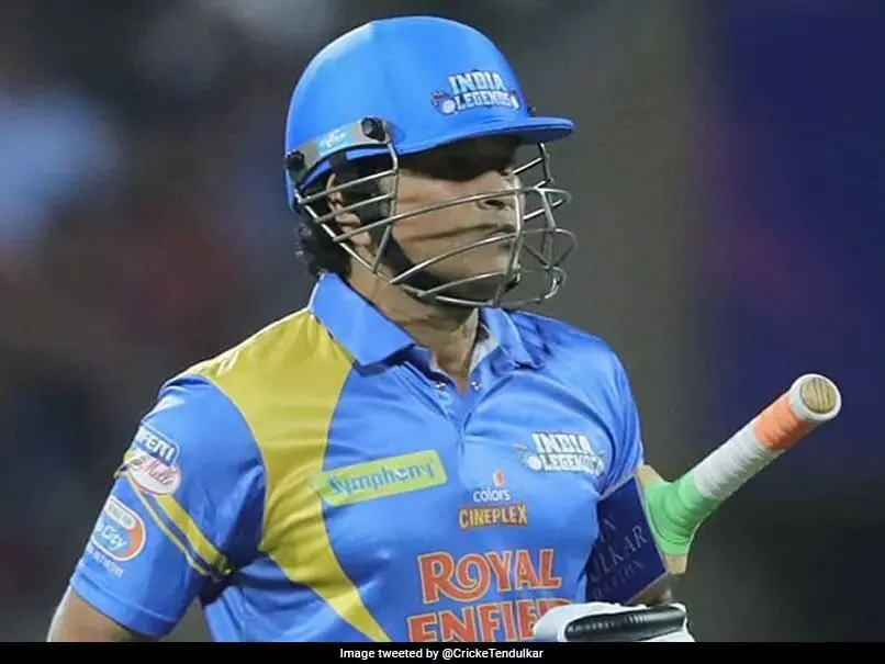 സചിന്റെ ലോഫ്റ്റഡ് ഷോട്ടിന് ആർത്തുവിളിച്ച് കാണികൾ; വീണ്ടും ബാറ്റെടുത്ത് ഇന്ത്യൻ താരങ്ങൾ സചിന്റെ ലോഫ്റ്റഡ് ഷോട്ടിന് ആർത്തുവിളിച്ച് കാണികൾ; വീണ്ടും ബാറ്റെടുത്ത് ഇന്ത്യൻ താരങ്ങൾ