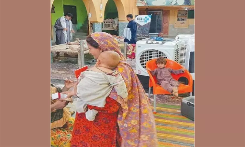 വെള്ളപ്പൊക്കത്തിൽ വലഞ്ഞ മുസ്ലീം കുടുംബങ്ങൾക്ക് അഭയമായി പാകിസ്താനിൽ ഹിന്ദു ക്ഷേത്രം