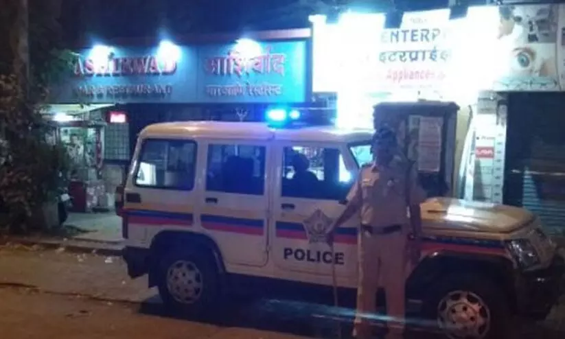 മുംബൈ സ്കൂളിൽ 15കാരിയെ ബലാത്സംഗം ചെയ്തു; പ്യൂൺ അറസ്റ്റിൽ മുംബൈ സ്കൂളിൽ 15കാരിയെ ബലാത്സംഗം ചെയ്തു; പ്യൂൺ അറസ്റ്റിൽ