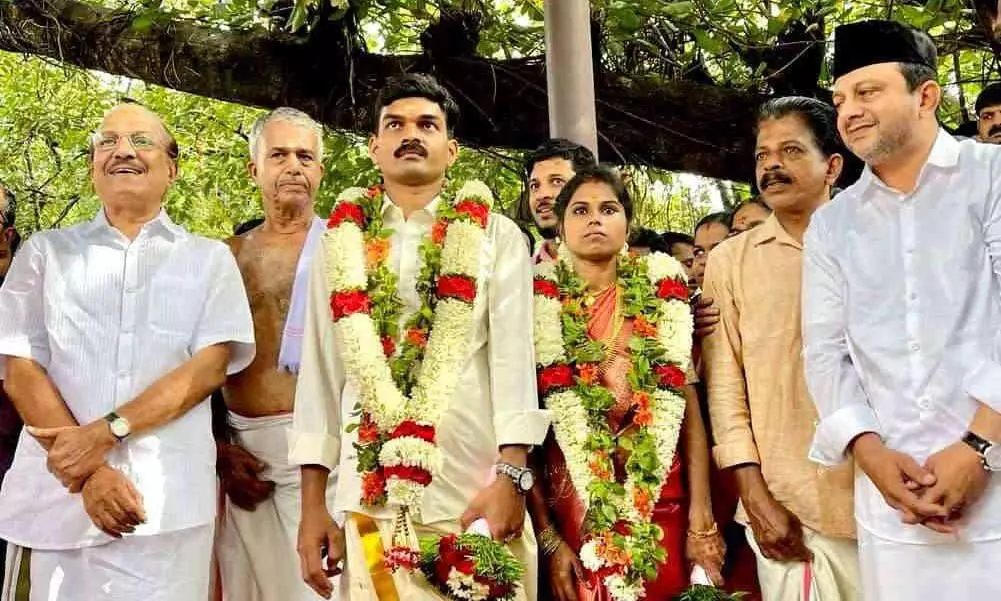 അമ്പലപ്പറമ്പിൽ നാടൊരുമിച്ചു; ഗിരിജയുടെ കൈ പിടിച്ച് രാകേഷും