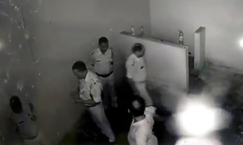 സഹപ്രവർത്തകരെ രണ്ട് മണിക്കൂർ സ്റ്റേഷനിലെ സെല്ലിലിട്ട് ഉദ്യോഗസ്ഥൻ; പ്രതിഷേധം