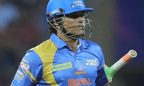 സചിന്റെ ലോഫ്റ്റഡ് ഷോട്ടിന് ആർത്തുവിളിച്ച് കാണികൾ; വീണ്ടും ബാറ്റെടുത്ത് ഇന്ത്യൻ താരങ്ങൾ