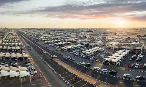 സൂഖ് അൽ ഹറാജിൽ ഇലക്ട്രിക് കാറുകൾക്ക് പ്രിയം സൂഖ് അൽ ഹറാജിൽ ഇലക്ട്രിക് കാറുകൾക്ക് പ്രിയം