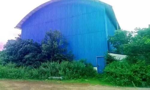 കാടുകയറി ബദിയഡുക്ക ഇൻഡോർ സ്റ്റേഡിയം