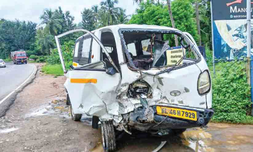 കാറും ഓട്ടോ ടാക്സിയും കൂട്ടിയിടിച്ച്​ ഡ്രൈവർക്ക് പരിക്ക്