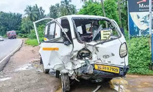 കാറും ഓട്ടോ ടാക്സിയും കൂട്ടിയിടിച്ച്​ ഡ്രൈവർക്ക് പരിക്ക്