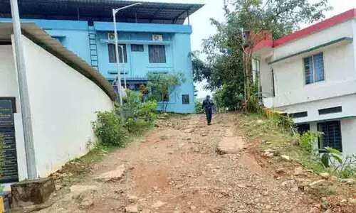 താലൂക്ക് ആശുപത്രിക്ക് അപമാനമായി പൊളിഞ്ഞ റോഡ്