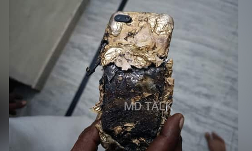 ഉറങ്ങുന്നതിനിടെ തലക്കു സമീപം വെച്ച ഫോൺ പൊട്ടിത്തെറിച്ച് യുവതി മരിച്ചു; വെളിപ്പെടുത്തലുമായി യൂട്യൂബർ