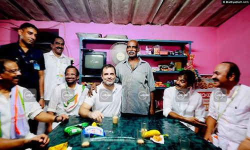 തട്ടുകട മിസ്സാക്കാതെ രാഹുൽ