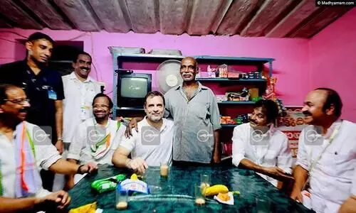 തട്ടുകട മിസ്സാക്കാതെ രാഹുൽ