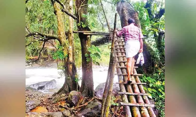 മരണം മാടിവിളിക്കുന്ന എക്കൽ തൂക്കുപാലം