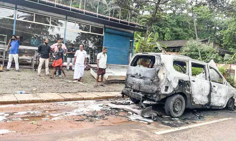 ഓ​ടി​ക്കൊ​ണ്ടി​രി​ക്കെ കാ​ർ കത്തിനശിച്ചു