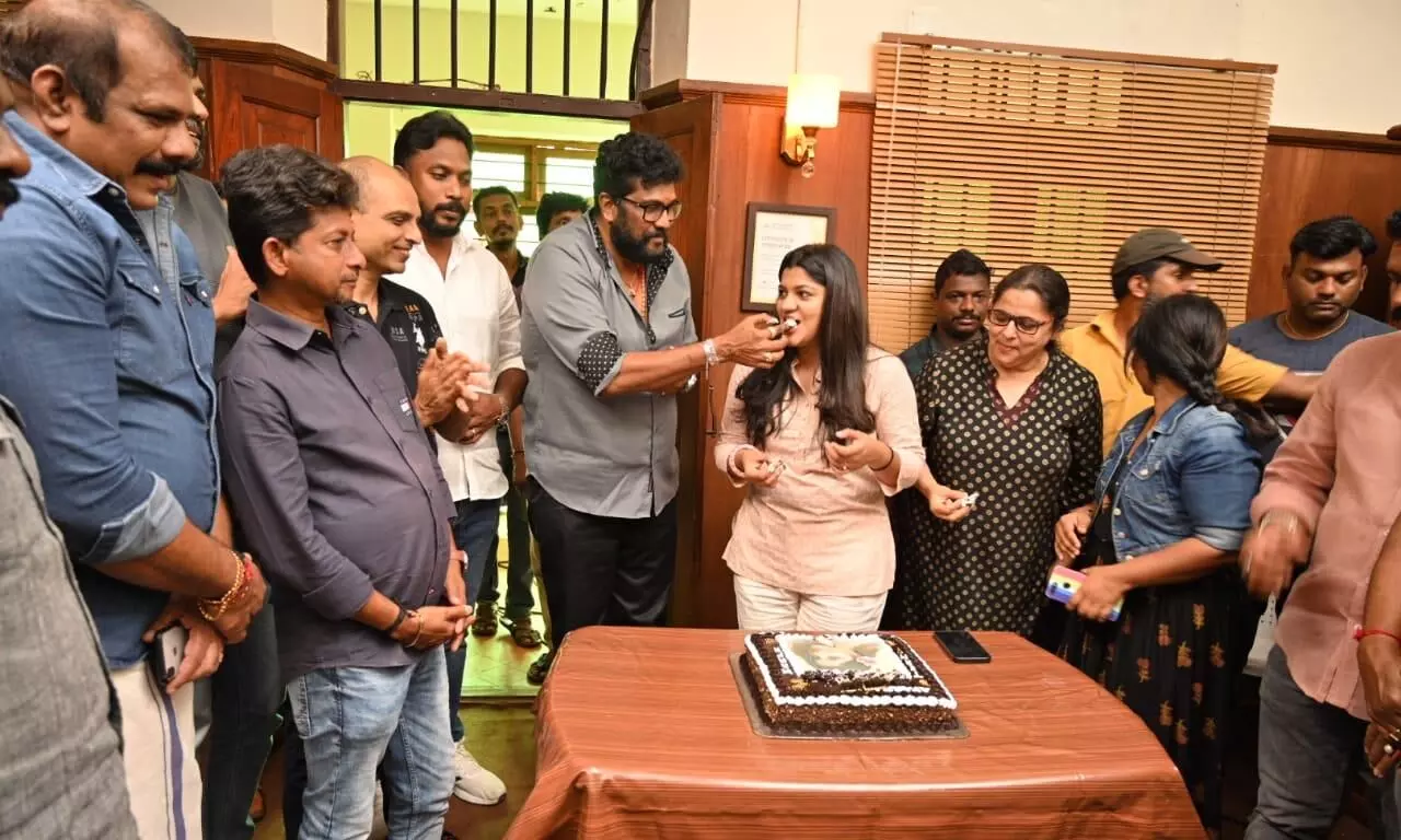 കാപ്പയുടെ സെറ്റിൽ അപർണ്ണാ ബാലമുരളിക്ക് ജൻമദിനാഘോഷം കാപ്പയുടെ സെറ്റിൽ അപർണ്ണാ ബാലമുരളിക്ക് ജൻമദിനാഘോഷം