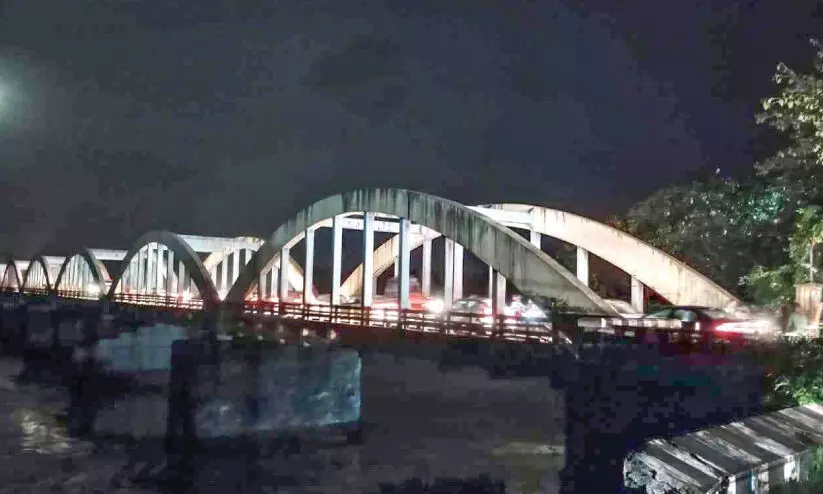 കുറ്റിപ്പുറം പാലത്തിൽ നാല് മണിക്കൂർ ഗതാഗതക്കുരുക്ക് കുറ്റിപ്പുറം പാലത്തിൽ നാല് മണിക്കൂർ ഗതാഗതക്കുരുക്ക്