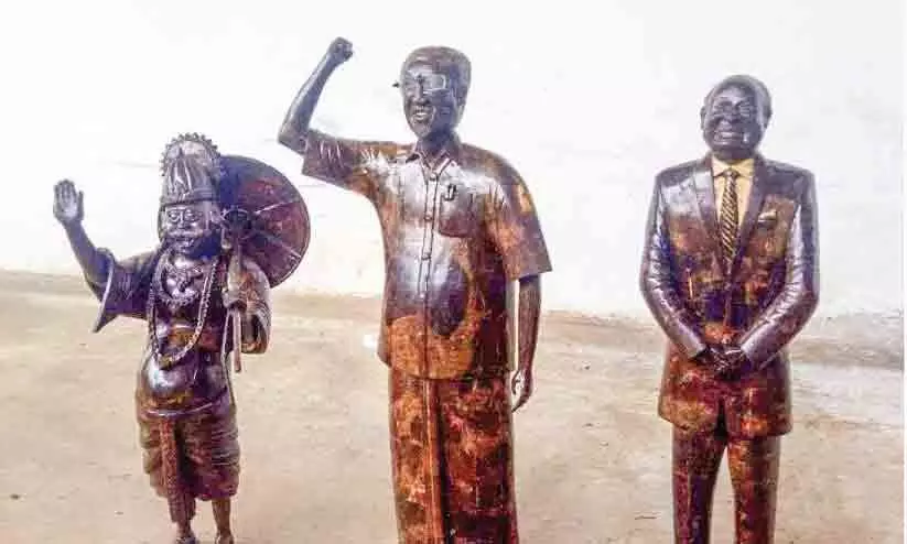 ചിരട്ടയിൽ വിസ്മയ ശിൽപങ്ങൾ തീർത്ത് സതീഷ് ചിരട്ടയിൽ വിസ്മയ ശിൽപങ്ങൾ തീർത്ത് സതീഷ്