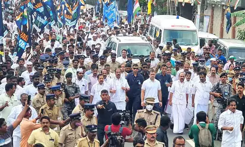 കൈ​ത്തറിത്തൊഴിലാളികളെ കേട്ട്​ രാഹുൽ