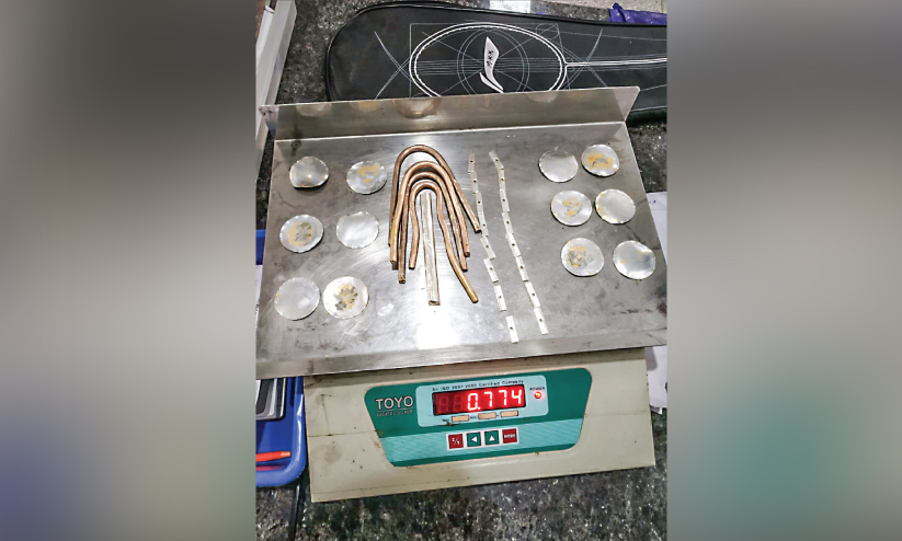 ടൈഗർബാമിലും പെൻസിൽ ഷാർപ്നറിലും ഒളിപ്പിച്ച് സ്വർണം കടത്താൻ ശ്രമം; കരിപ്പൂരിൽ യുവാവ് പിടിയിൽ ടൈഗർബാമിലും പെൻസിൽ ഷാർപ്നറിലും ഒളിപ്പിച്ച് സ്വർണം കടത്താൻ ശ്രമം; കരിപ്പൂരിൽ യുവാവ് പിടിയിൽ