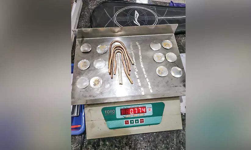 ടൈഗർബാമിലും പെൻസിൽ ഷാർപ്​നറിലും ഒളിപ്പിച്ച്​ സ്വർണം കടത്താൻ ശ്രമം; കരിപ്പൂരിൽ യുവാവ്​ പിടിയിൽ