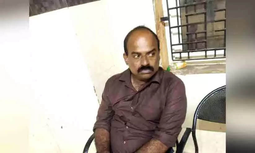 അനധികൃത മദ്യവിൽപന; ഓടിച്ച് പിടിച്ചു അനധികൃത മദ്യവിൽപന; ഓടിച്ച് പിടിച്ചു